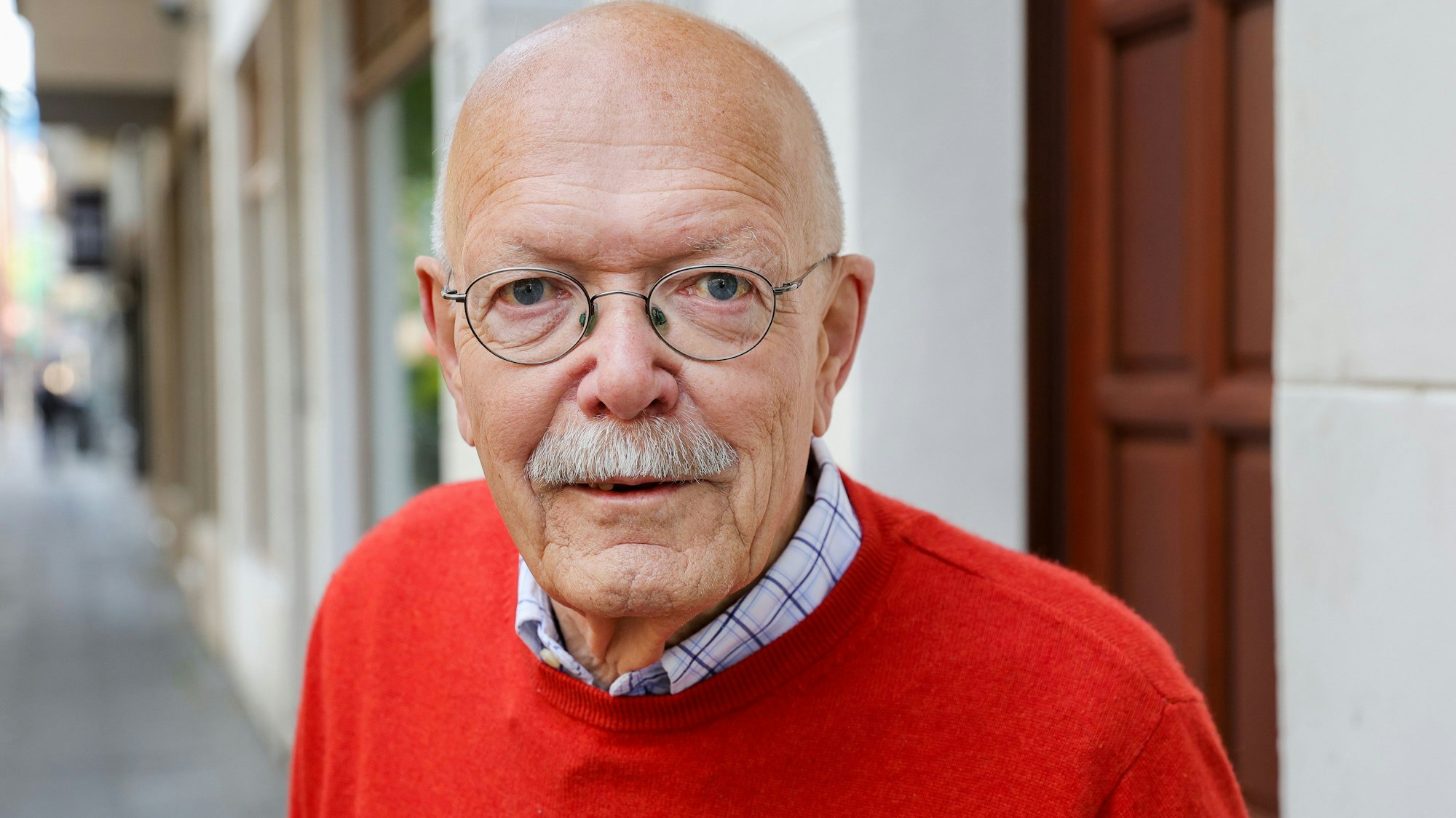 Anwohner Klaus Stallmann auf der Krefelder Straße im Portrait.