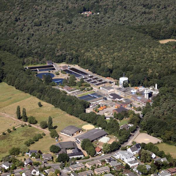 Zentralklärwerk Beningsfeld in Refrath, Luftbild.
