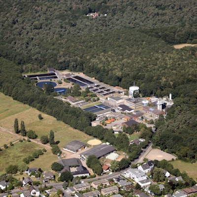 Zentralklärwerk Beningsfeld in Refrath, Luftbild.