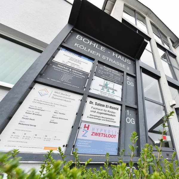 Das Eingangsschild des Medizinischen Versorgungszentrums in Gummersbach.