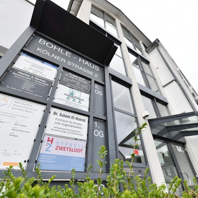 Das Eingangsschild des Medizinischen Versorgungszentrums in Gummersbach.