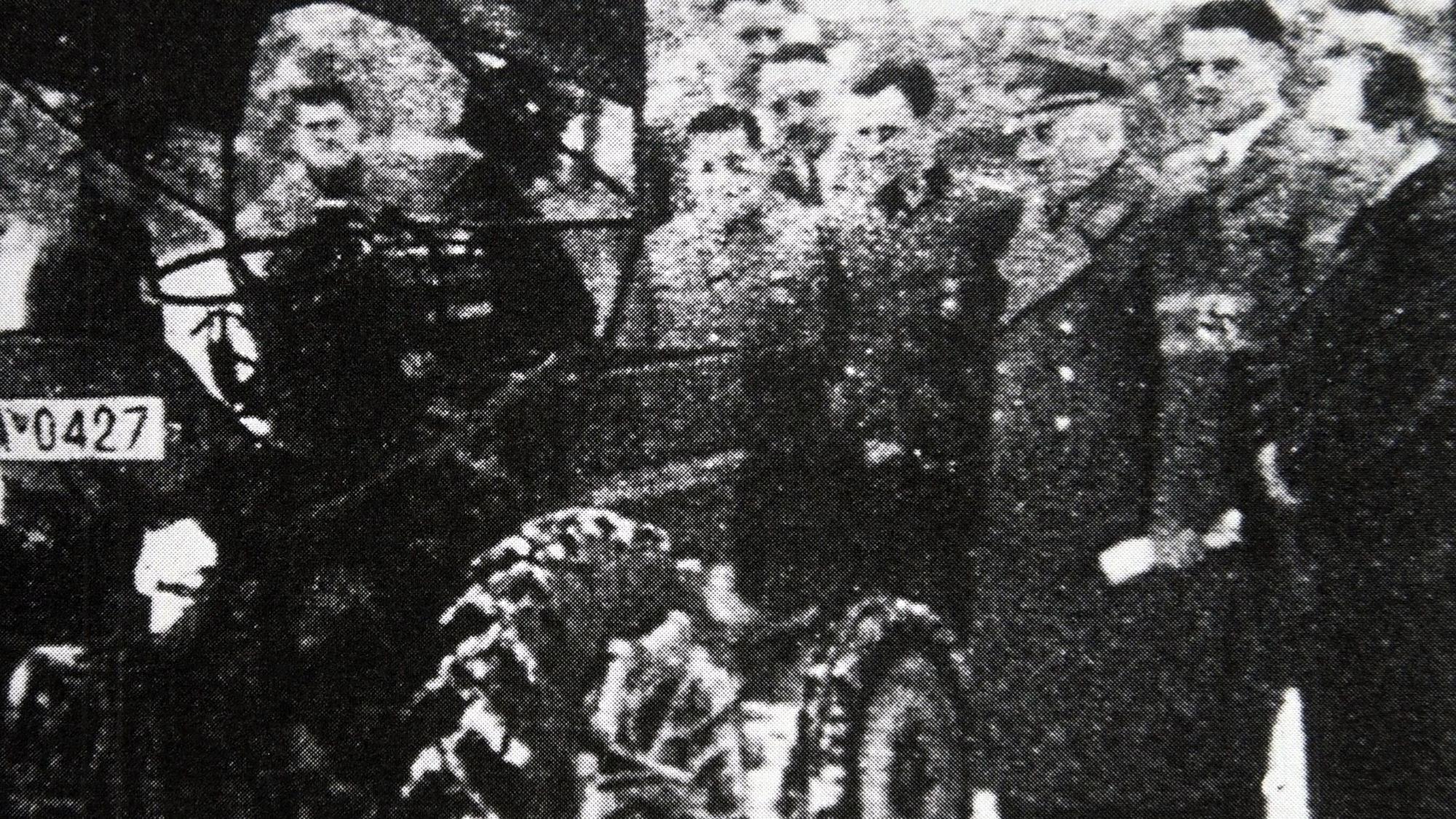 Ein altes schwarz-weißes Foto: Ferdinand Porsche schenkt Robert Ley einen „Volkstraktor“.