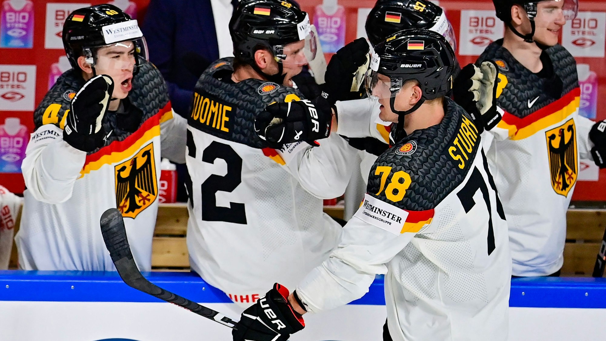 Nico Sturm feiert das Tor zum 3:1 gegen die Schweiz.