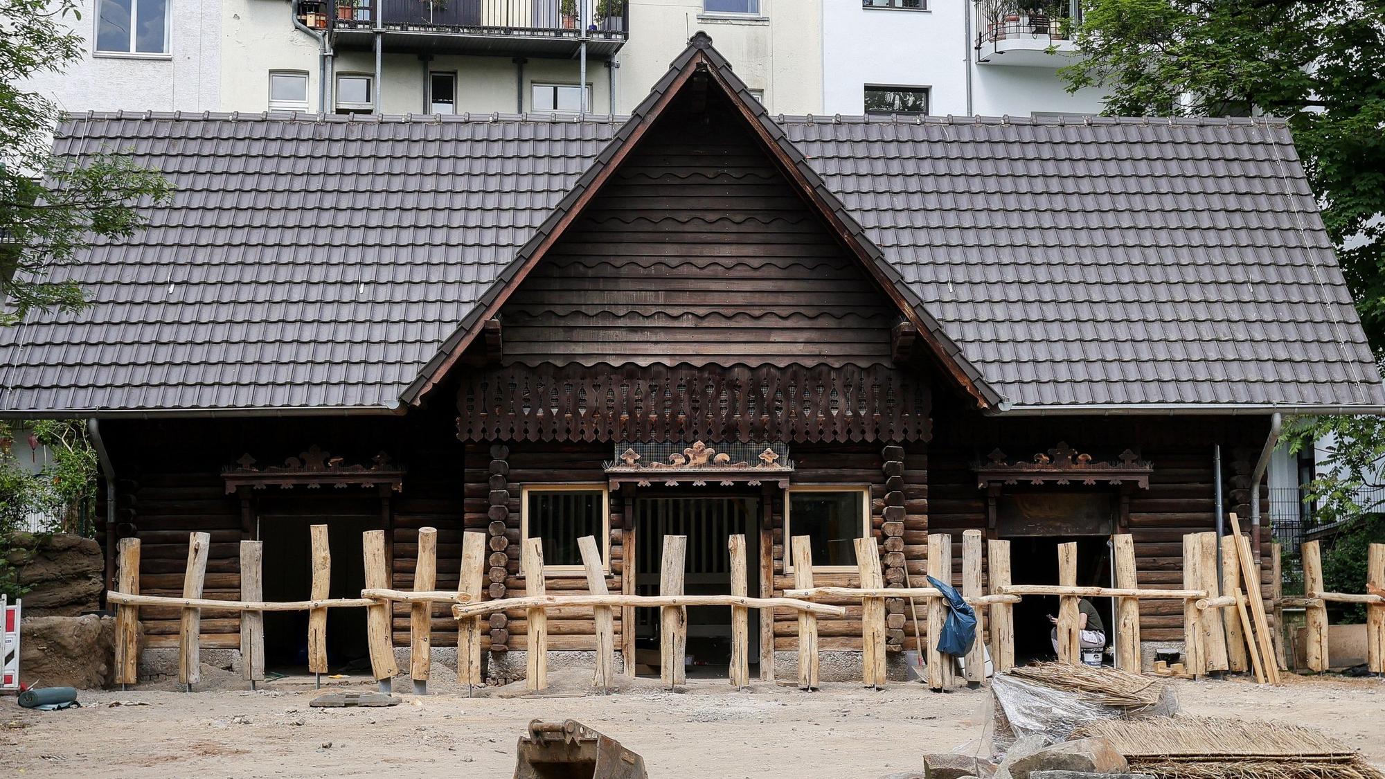braune Hütte mit großem Ziegeldach