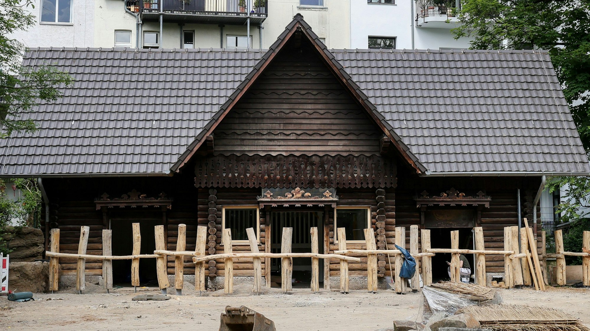 braune Hütte mit großem Ziegeldach