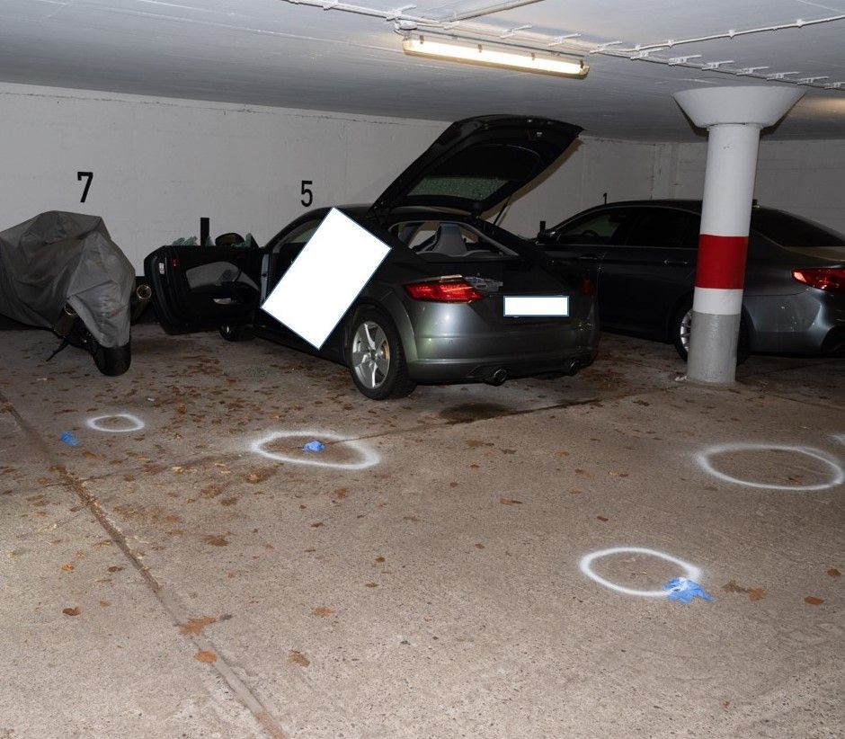 Auf diesen Pkw in einer Bochumer Tiefgarage wurden sieben Schüsse abgegeben. Der Fahrer starb.
