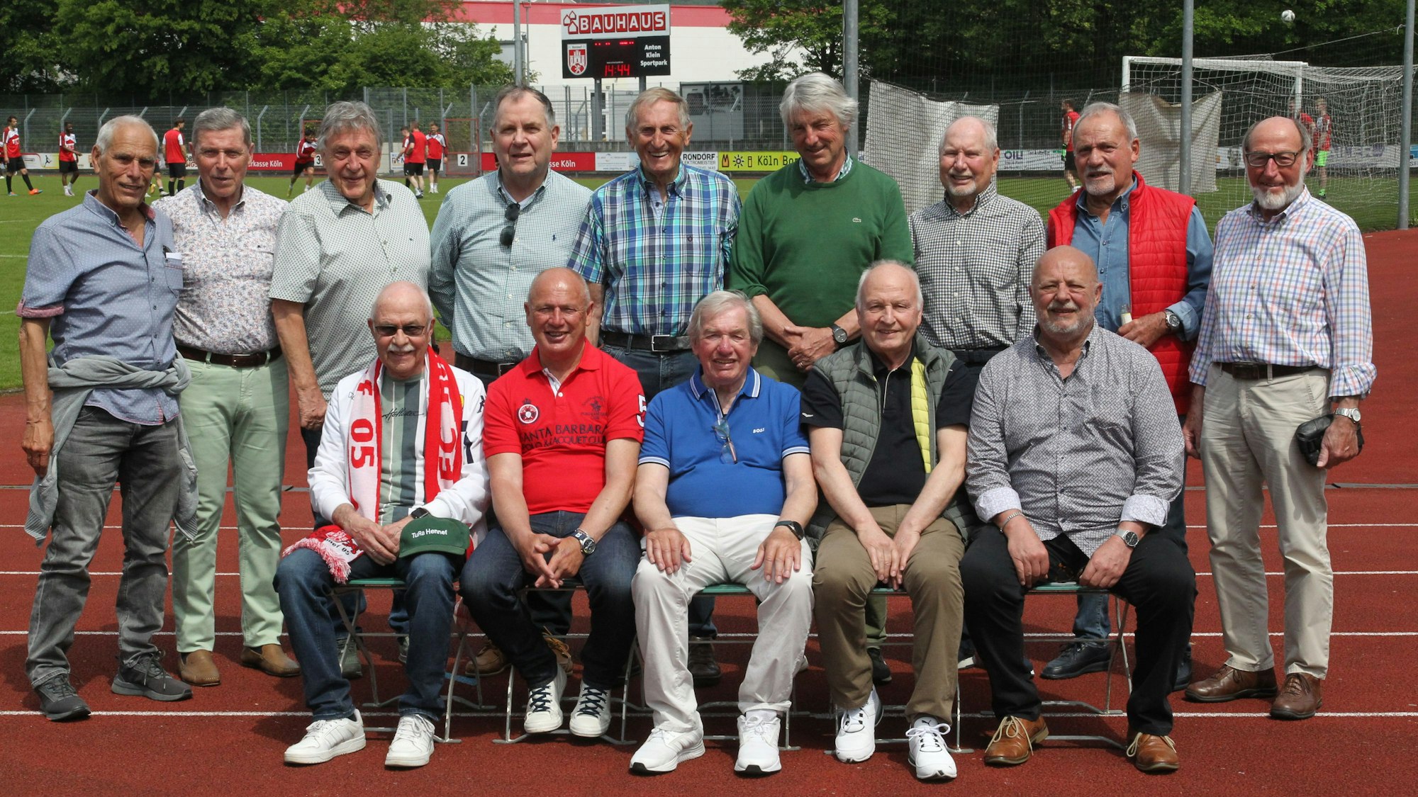 Es sind die ehemaligen Fußballer zu sehen, wie sie sich in zwei Reihen für ein Gruppenfoto positioniert haben.