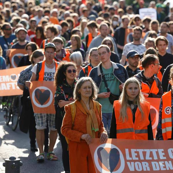 Marion Fabian (l.) und Aimee van Baalen (2.v.l.), Sprecherinnen der „Letzten Generation“, bei einer Demonstration in Berlin nach der Razzia gegen die Gruppe.