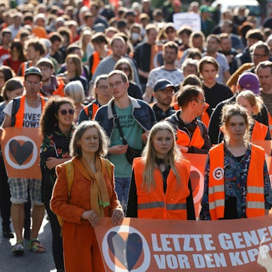 Marion Fabian (l.) und Aimee van Baalen (2.v.l.), Sprecherinnen der „Letzten Generation“, bei einer Demonstration in Berlin nach der Razzia gegen die Gruppe.