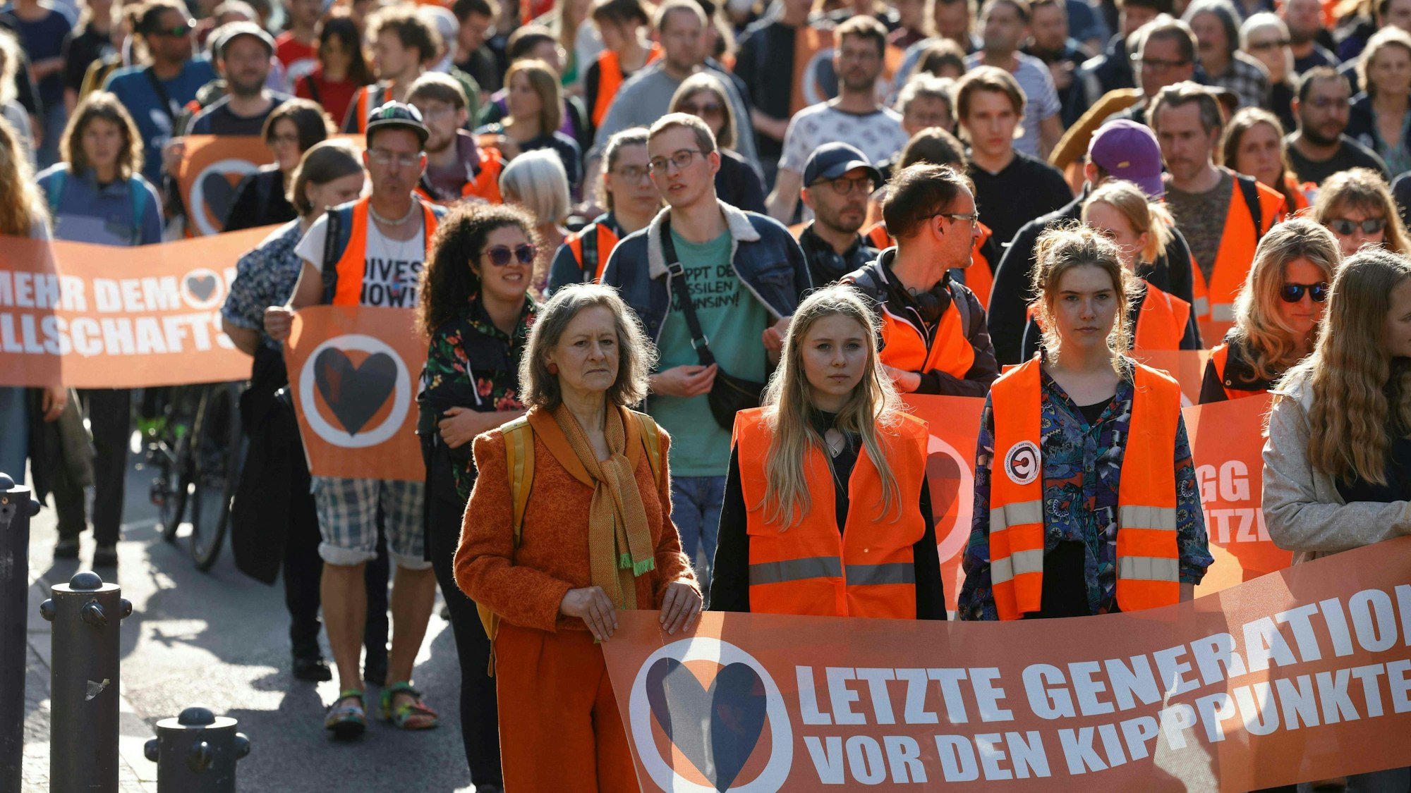 Marion Fabian (l.) und Aimee van Baalen (2.v.l.), Sprecherinnen der „Letzten Generation“, bei einer Demonstration in Berlin nach der Razzia gegen die Gruppe.