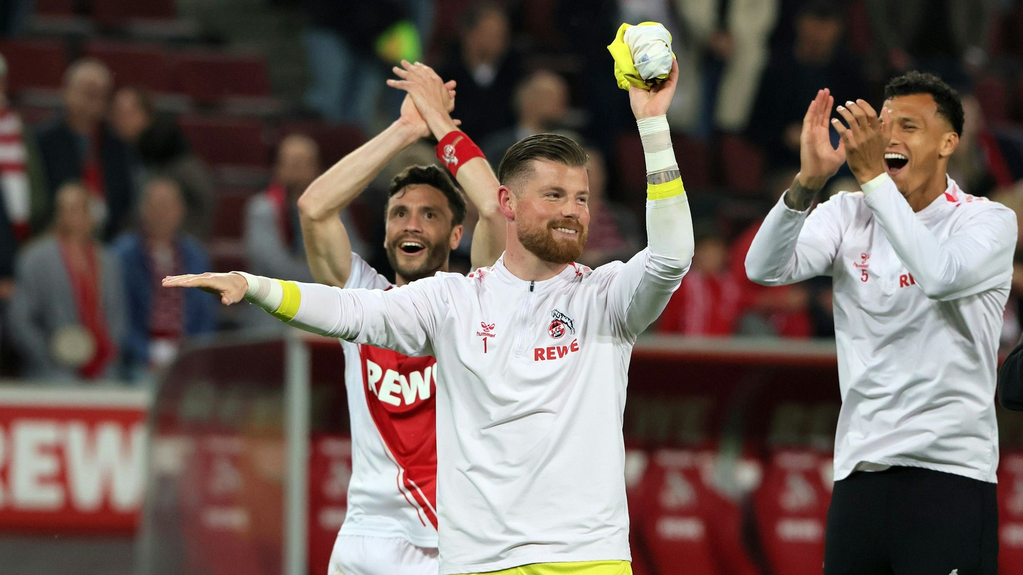 1.FC Köln vs. Hertha BSC Berlin, 32. Spieltag, 12.05.2023, 20.30 Uhr, Geburtstagsständchen für Timo Horn (1. FC Köln), Bild: Herbert Bucco