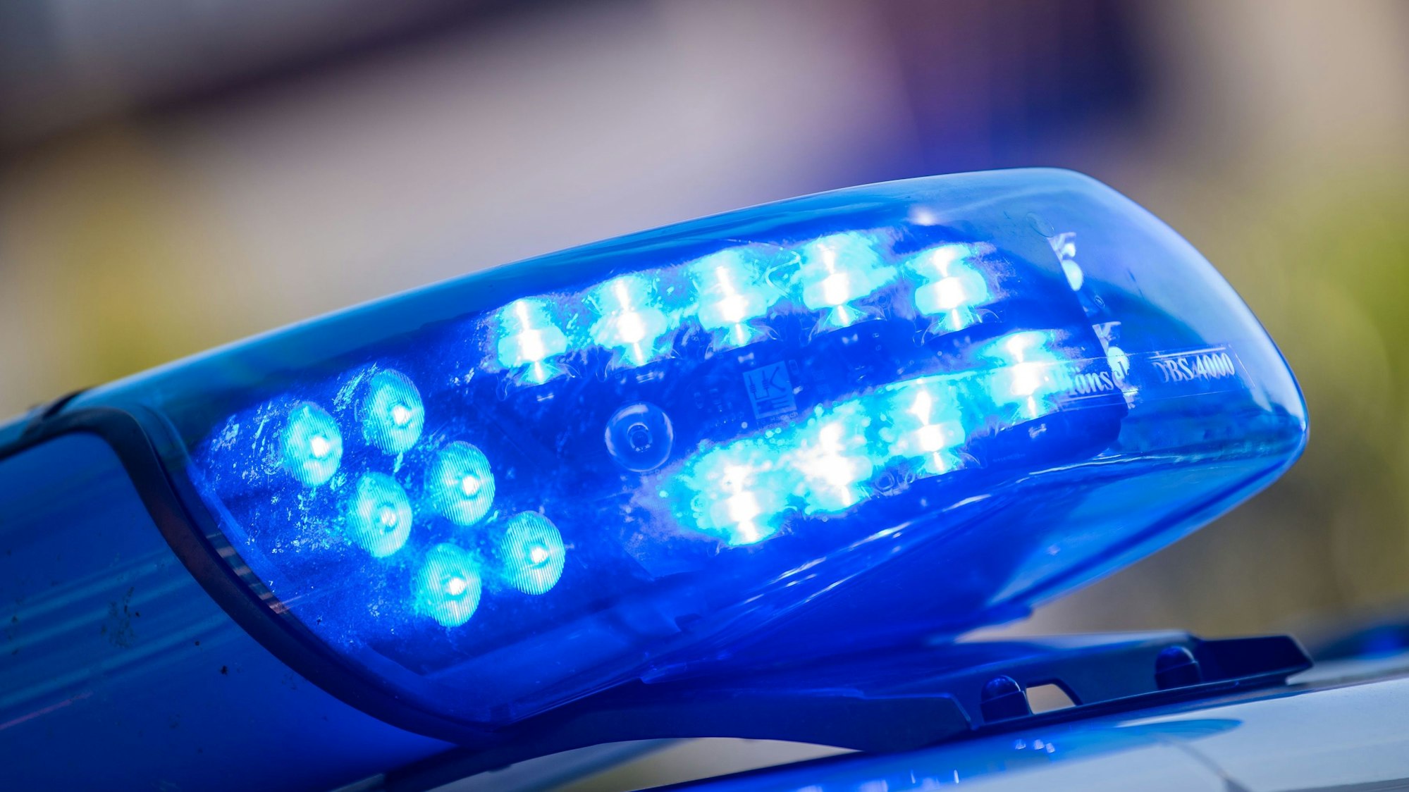 Niedersachsen, Vechta: Ein Blaulicht ist auf dem Dach eines Polizeifahrzeugs zu sehen. (Symbolbild)