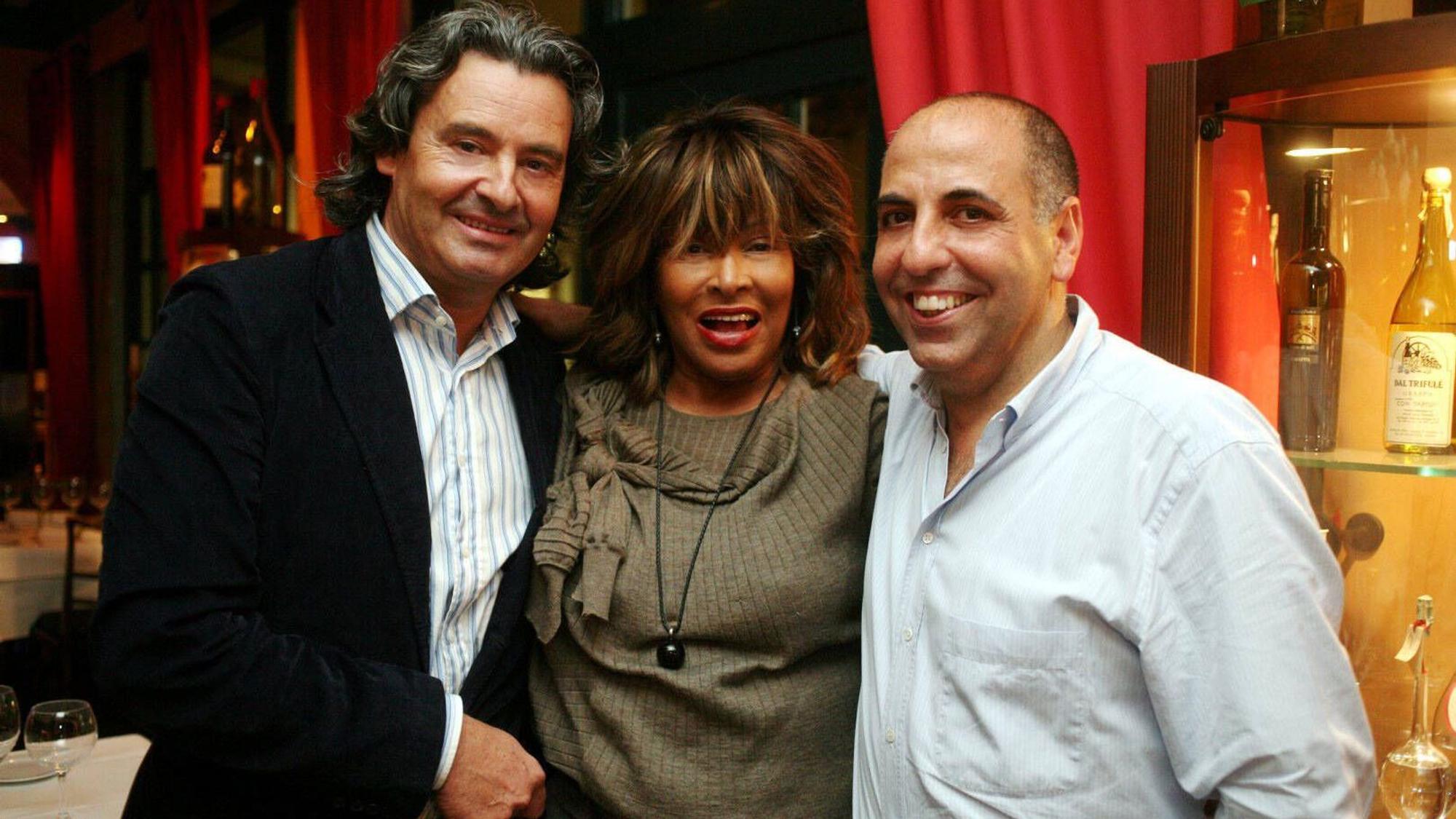 Tina Turner und Erwin Bach mit dem Kölner Gastronomen Salvatore Luca in seinem Restaurant „La Vita“