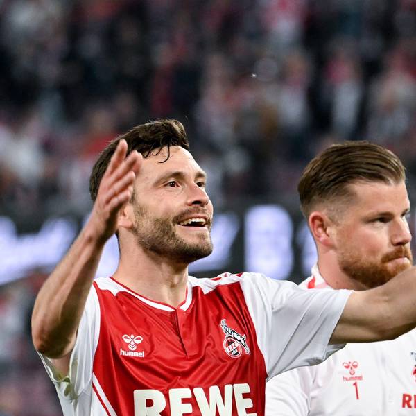 Kölns Jonas Hector (l) und Torhüter Timo Horn jubeln nach dem Spiel vor den Fans.