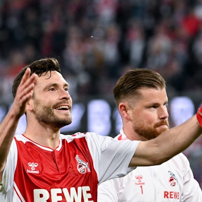 Kölns Jonas Hector (l) und Torhüter Timo Horn jubeln nach dem Spiel vor den Fans.