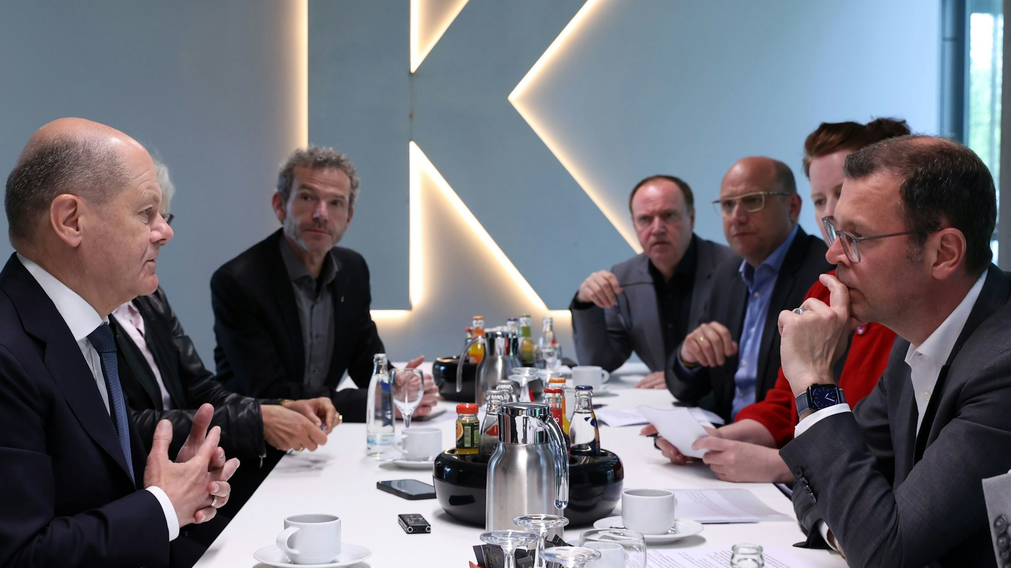 Bundeskanzler Olaf Scholz (SPD, l.) im Interview beim „Kölner Stadt-Anzeiger“.