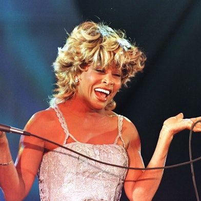 Die US-Sängerin Tina Turner singt während ihres Auftritts bei der Macy's Passport '97 Benefizveranstaltung und Modenschau am 18. September in San Francisco, CA. Mit der Show sollen Spenden und das Bewusstsein für das AIDS-Virus gestärkt werden. Die Rocklegende Tina Turner, die das Publikum jahrzehntelang mit ihren Liedern begeisterte, starb am 24. Mai 2023 im Alter von 83 Jahren nach langer Krankheit.