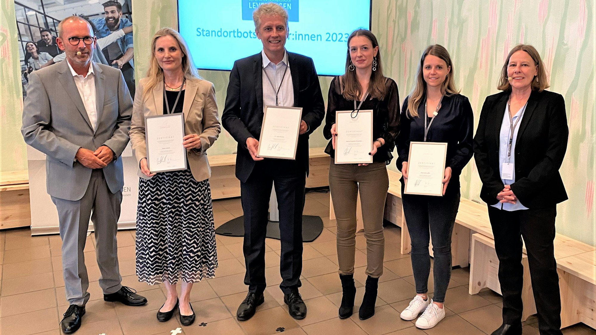 WFL-Geschäftsführer Markus Märtens (l.) und Bürgermeisterin Heike Bunde (r.) stellten als neue Standortbotschafterinnen Leverkusens vor (v.l.):, Ellen Lindner, Dr. Hans Richter, Sabine Oberpriller, Stephanie Laffin.