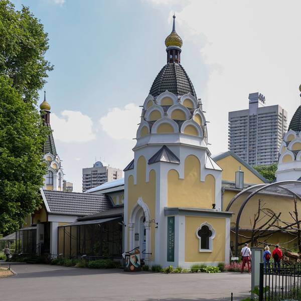 gelb-weißes Gebäude, dass einer russisch-orthodoxen Kirche ähnelt