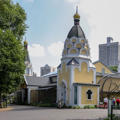 gelb-weißes Gebäude, dass einer russisch-orthodoxen Kirche ähnelt