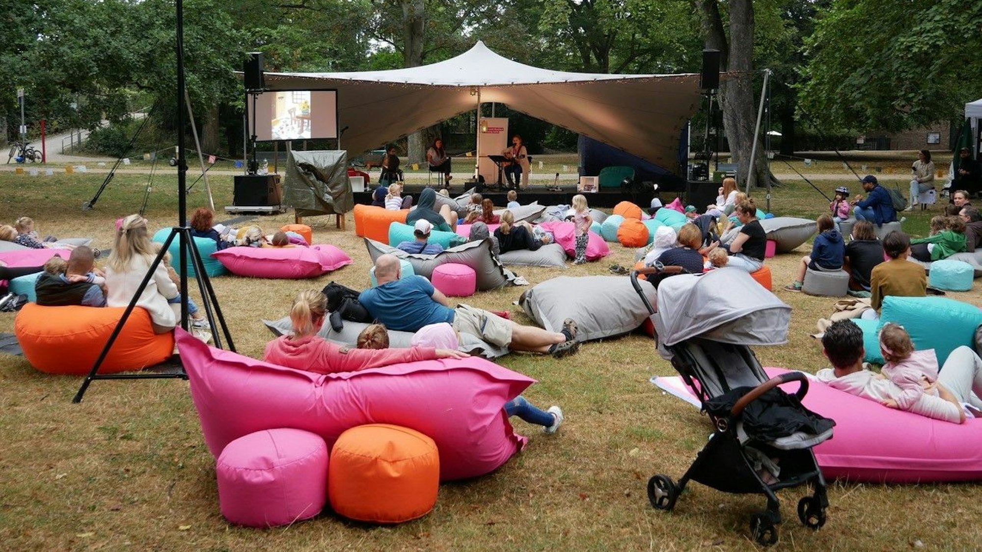 Bei sonnigem Wetter können sich Familien und Literaturbegeisterte am Wochenende auf der Hörspielwiese im Stadtgarten entspannen. (Archivbild)