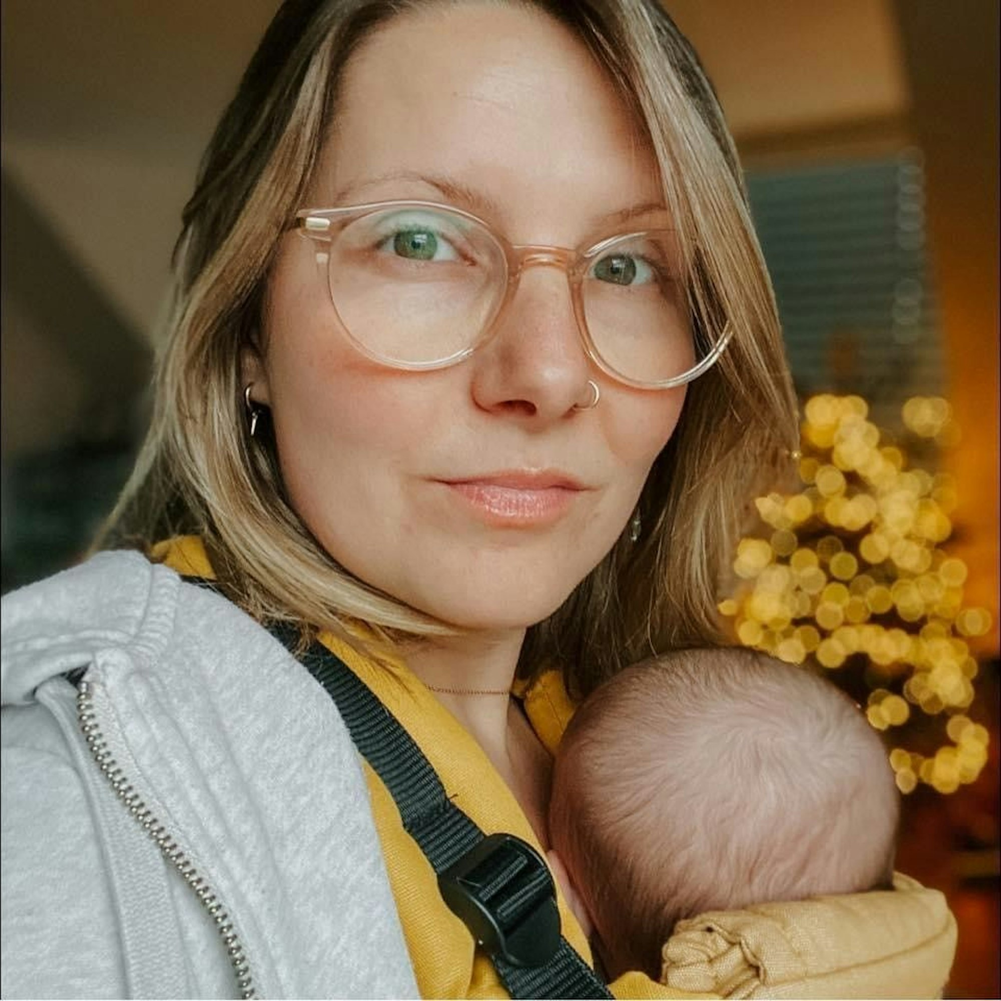 Foto der Mutter Izabela Solberg mit ihrem Baby.
