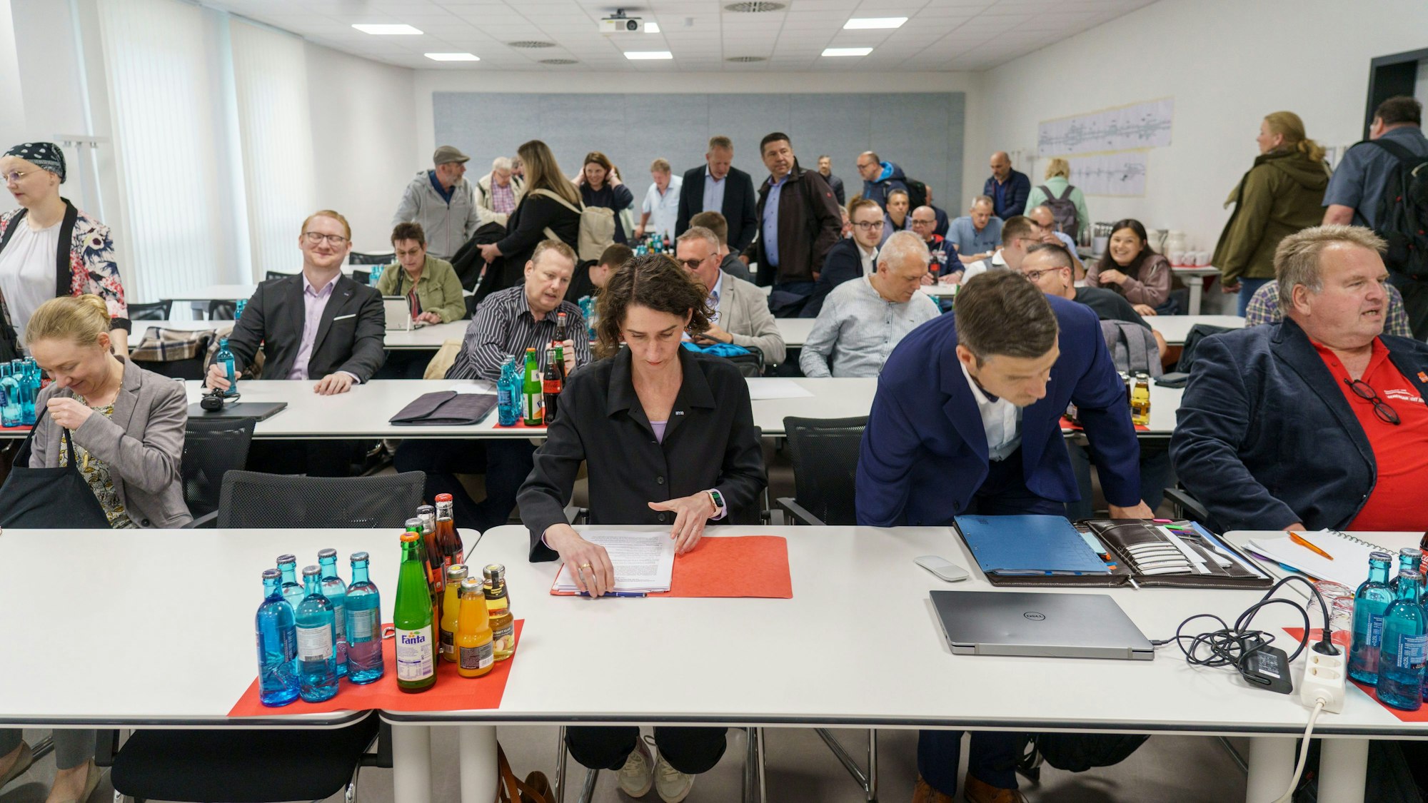 Cosima Ingenschay (mitte), Tarifvorstand der Eisenbahn- und Verkehrsgewerkschaft (EVG), während der vierten Verhandlungsrunde mit der Deutschen Bahn Ende Mai.