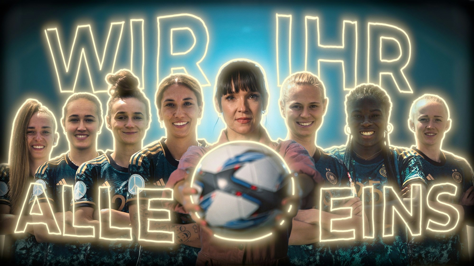 Auch die Vize-Europameisterinnen Lina Magull, Lea Schüller, Klara Bühl, Sydney Lohmann, Nicole Anyomi, Sophia Kleinherne und Sara Doorsoun haben einen Aftritt in dem neuen Musikvideo.