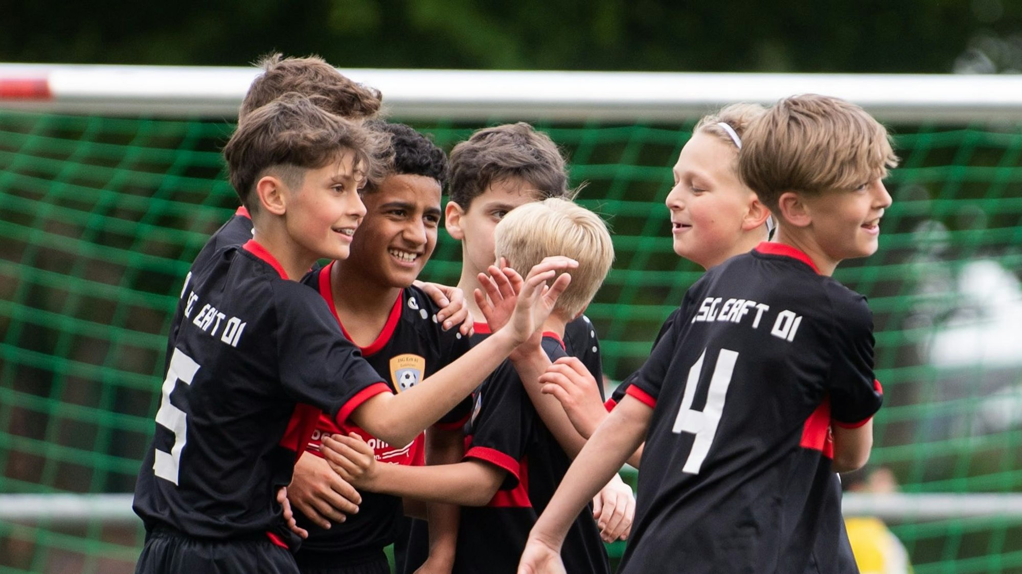 Die JSG Erft Euskirchen gewinnt gegen die U13 des ETSC mit 4:0.Hier bejubelt die Mannschaft das 1:0 von Sadam Alfidawi.