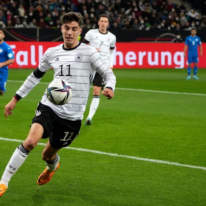 Deutschlands Spieler Kai Havertz kontrolliert den Ball während des internationalen Freundschaftsspiels zwischen Deutschland und Israel in Sinsheim.