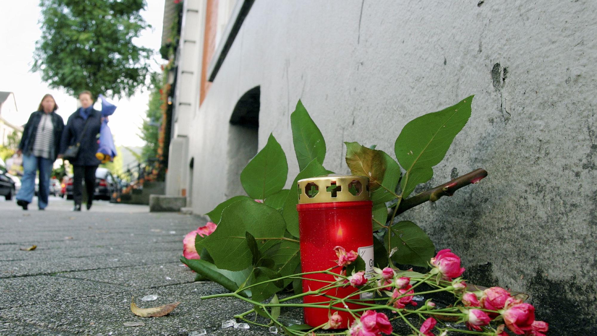 Blumen vor Mord-Haus, Overather Hauptstraße 60.