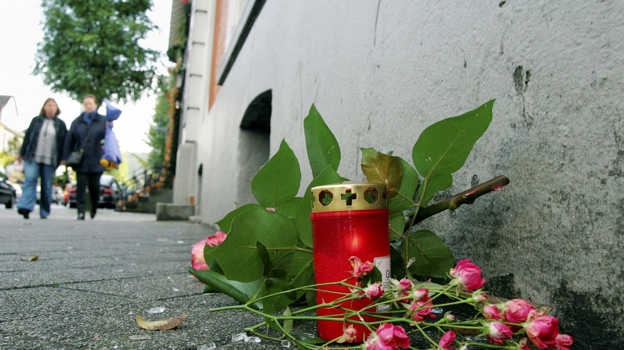 Blumen vor Mord-Haus, Overather Hauptstraße 60.