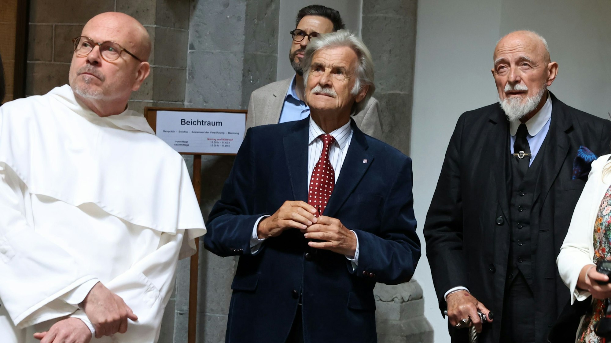 Drei Männer schauen zum Bild heraus und betrachten ein Kirchenfenster des Künstlers Markus Lüpertz.