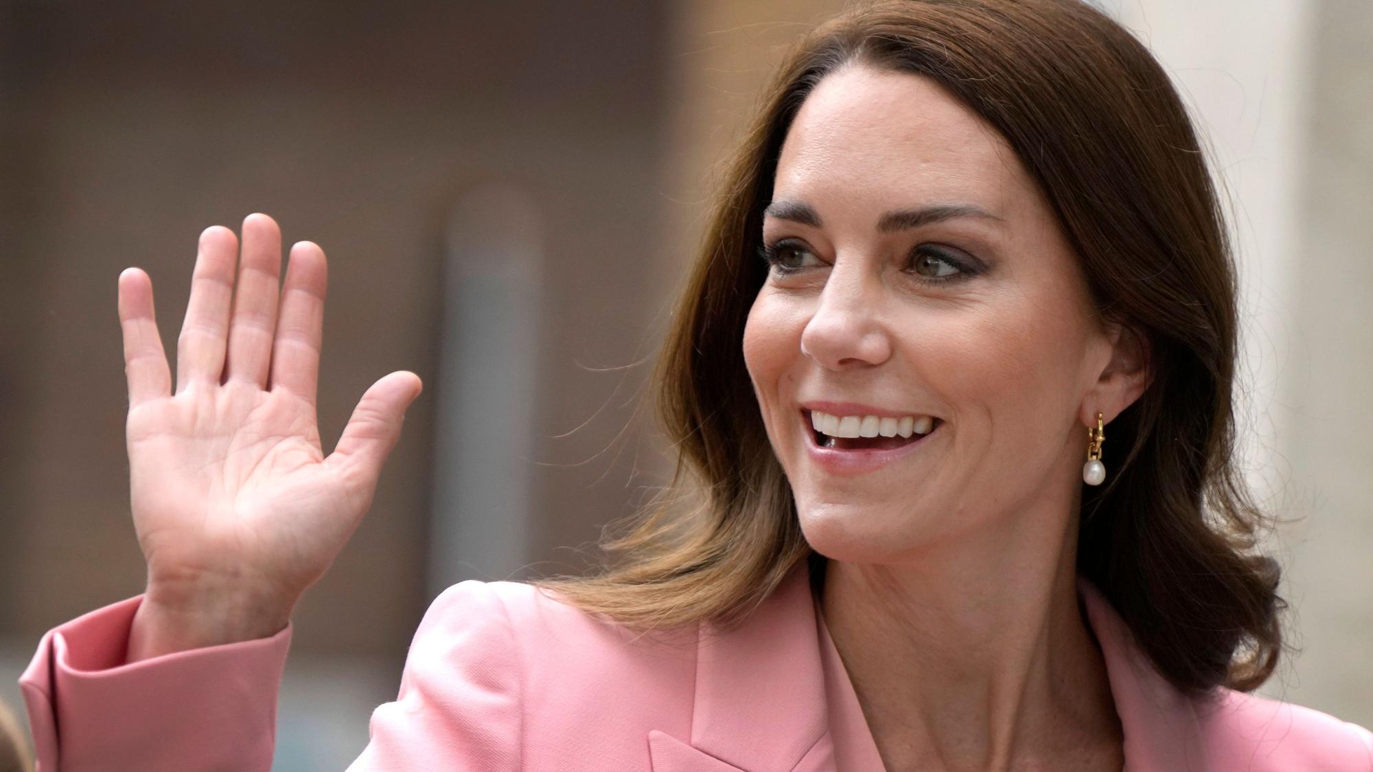 Kate, Prinzessin von Wales, Schirmherrin des Foundling Museum, winkt, als sie zu einem Besuch des Museums eintrifft.