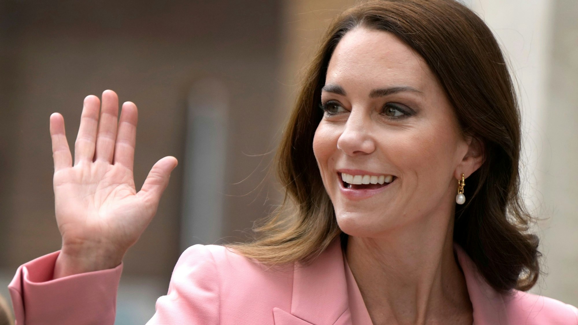 Kate, Prinzessin von Wales, Schirmherrin des Foundling Museum, winkt, als sie zu einem Besuch des Museums eintrifft.