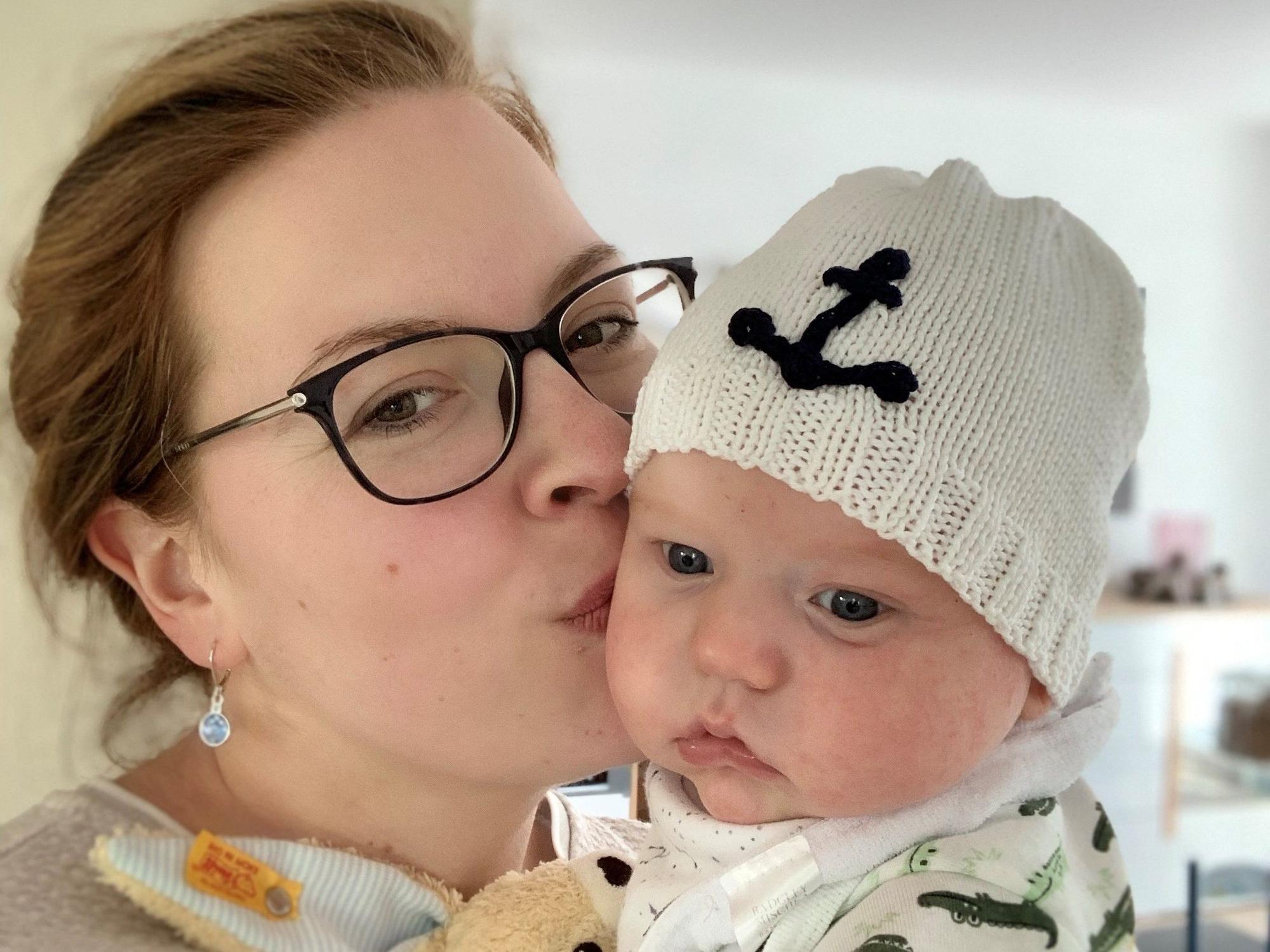 Foto der Mutter Krisina Marzi mit ihrem Baby.