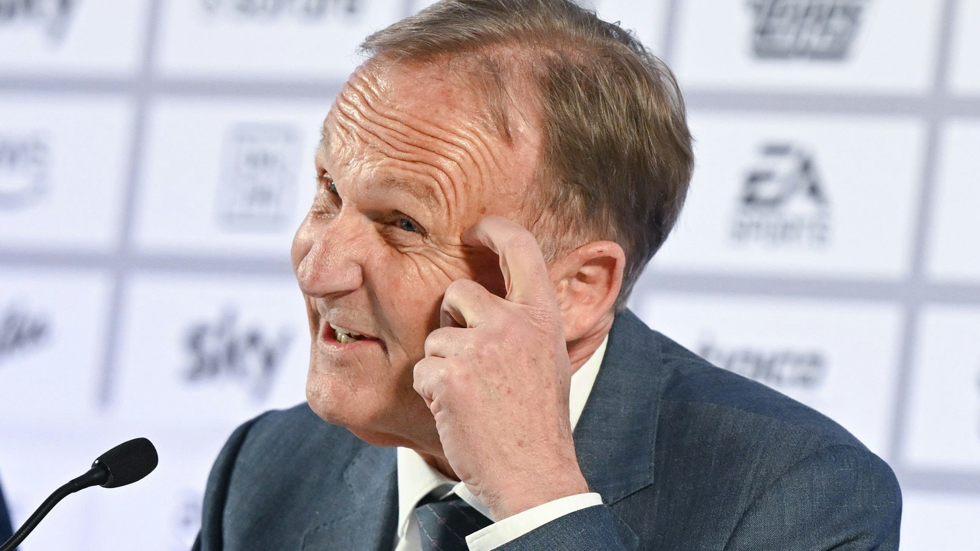 Hans-Joachim Watzke, Geschäftsführer von Borussia Dortmund und DFL-Aufsichtsratsvorsitzender, sprciht im Anschluss an die DFL-Mitgliederversammlung am Frankfurter Flughafen während einer Pressekonferenz.