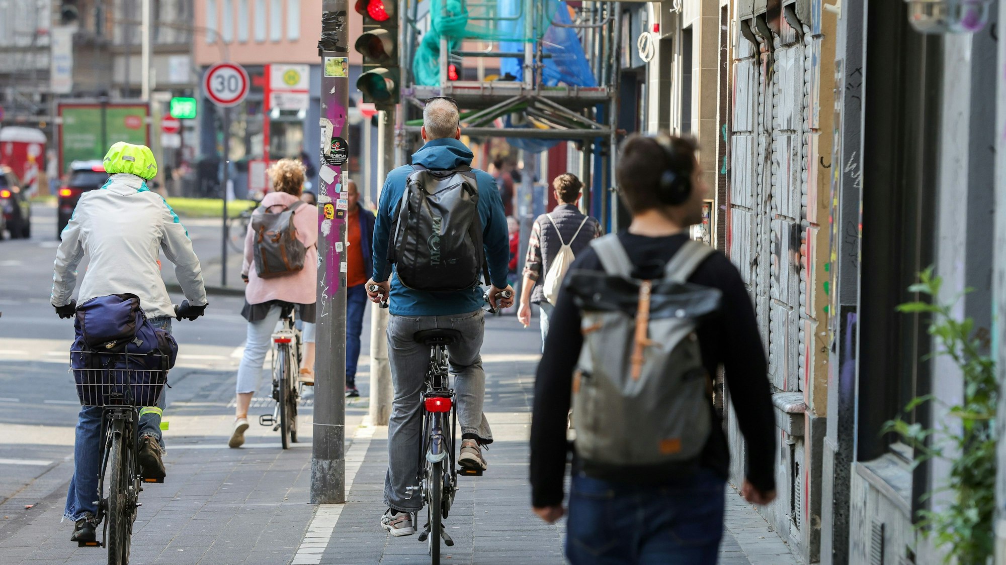 Fußgänger und Radfahrer auf der Krefelder Straße
