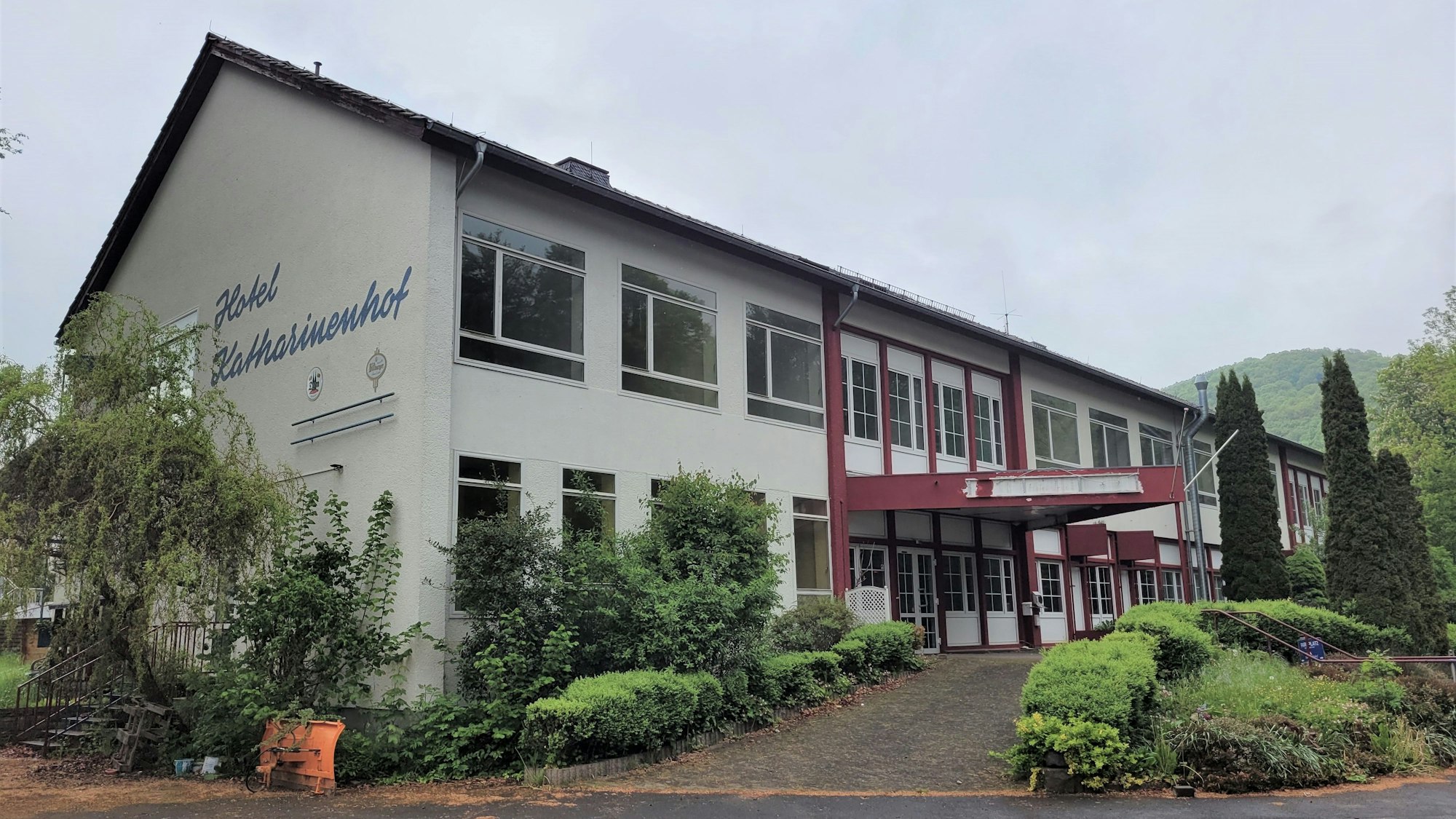 Das Bild zeigt das leerstehende Gebäude des Hotel Katharinenhof in Gemünd.