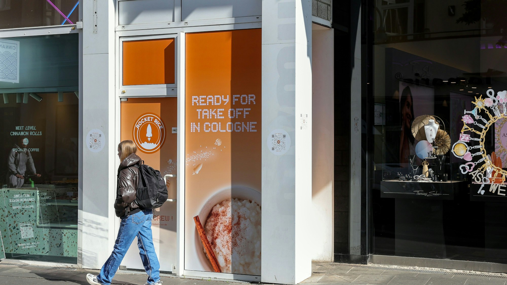 Werbung für die kommende Eröffnung von Rocket Rice auf der Ehrenstraße