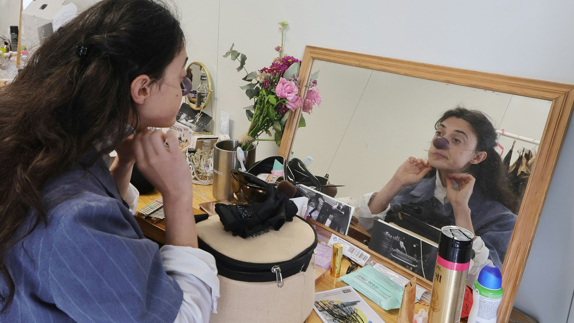 Noémie Pichereau setzt sich einre rote Nase auf.