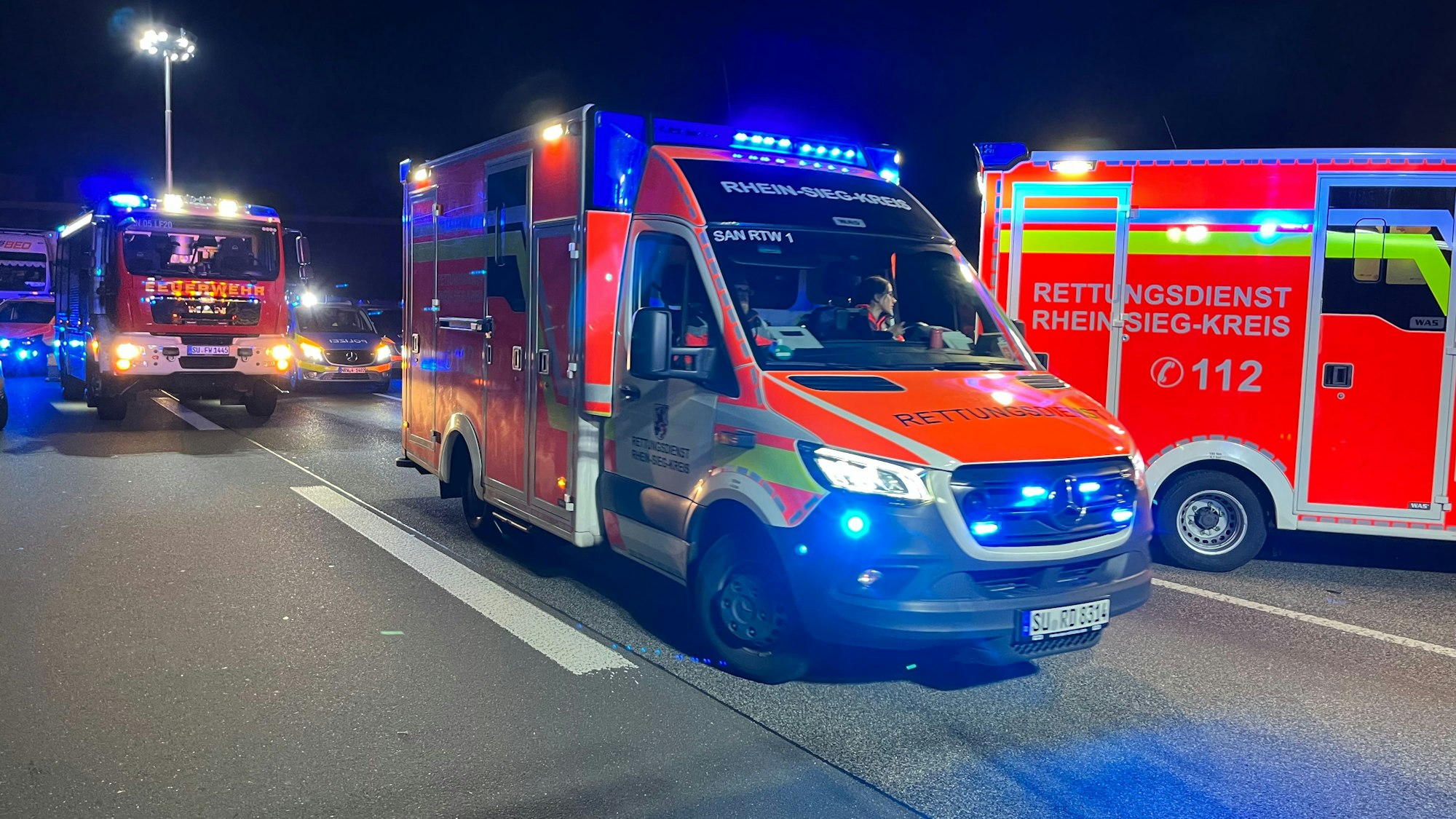 Einsatzwagen an der Unfallstelle auf der A560.