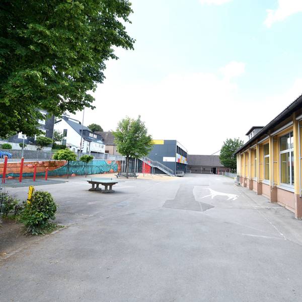 Es ist der bisherige Schulhof der Grundschule St. Antonius in Wipperfürth zu sehen.