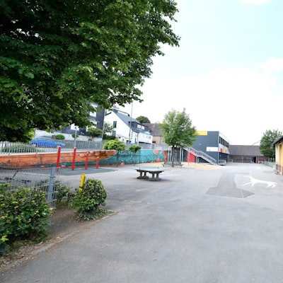 Es ist der bisherige Schulhof der Grundschule St. Antonius in Wipperfürth zu sehen.