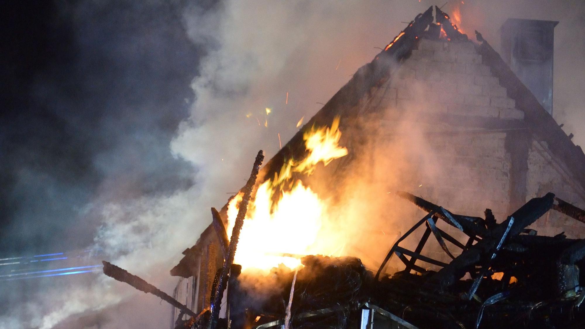 Der Alte Zollhaus steht in Flammen.