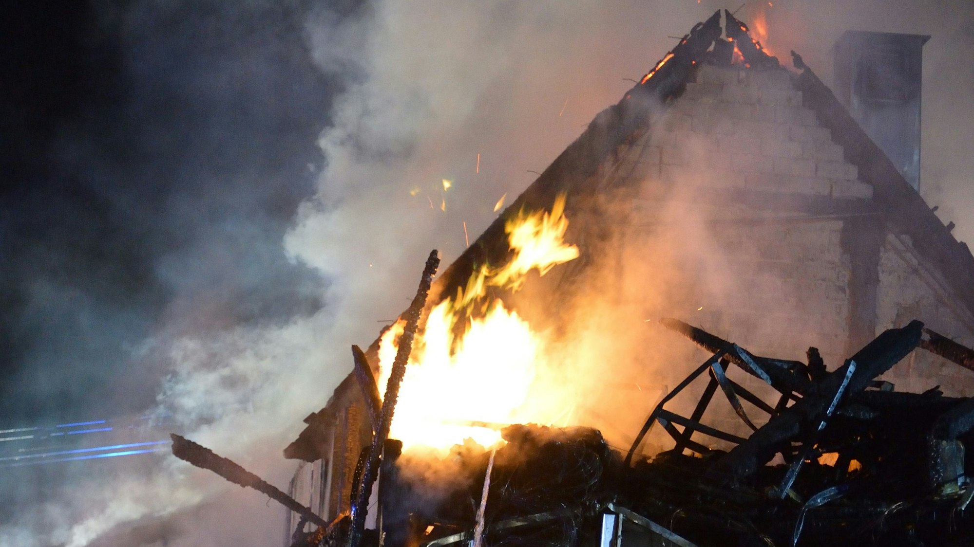 Der Alte Zollhaus steht in Flammen.