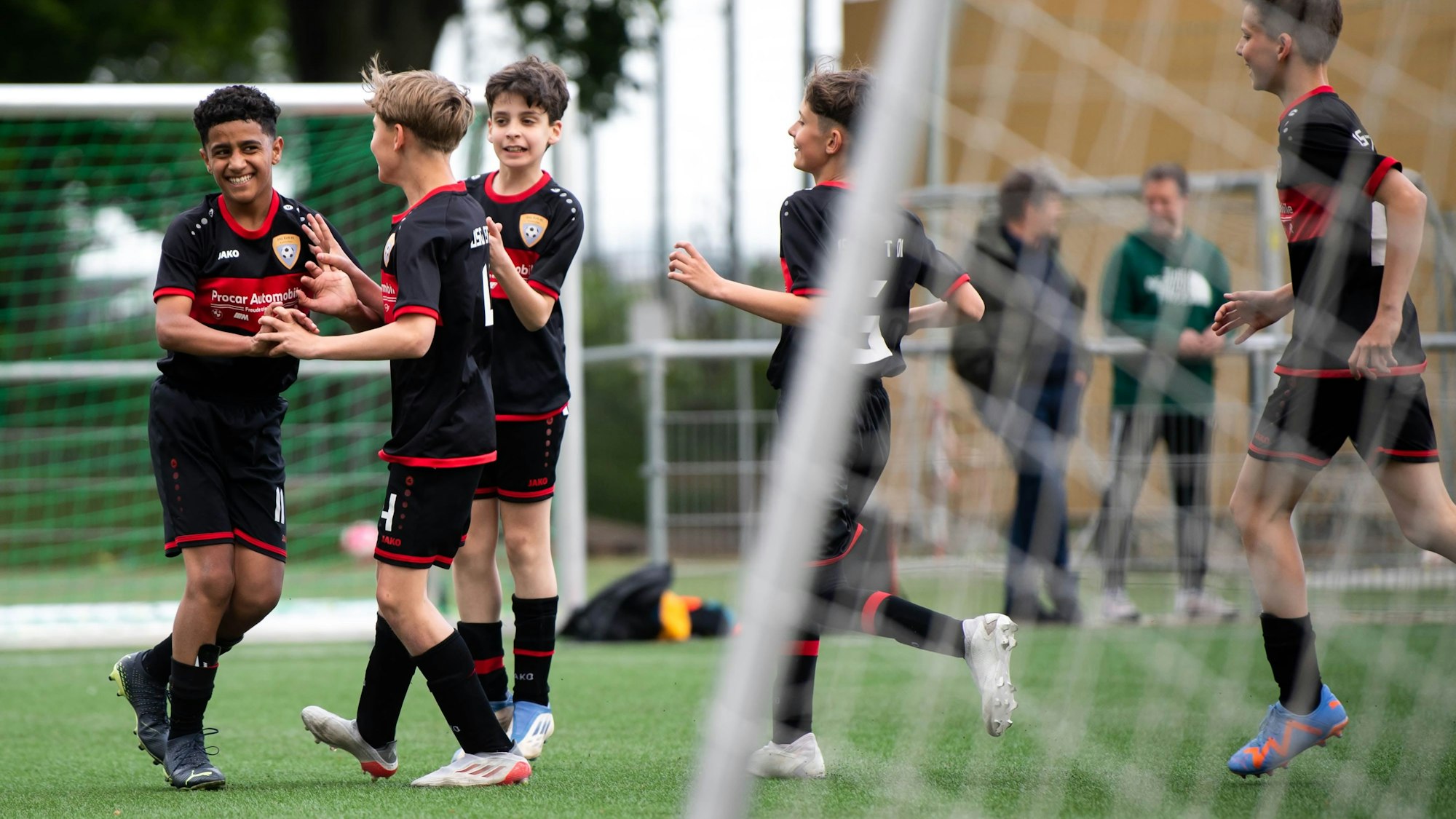 Die U13-Spieler der JSG Erft 01 bejubeln ein Tor gegen den Stadtrivalen ETSC.