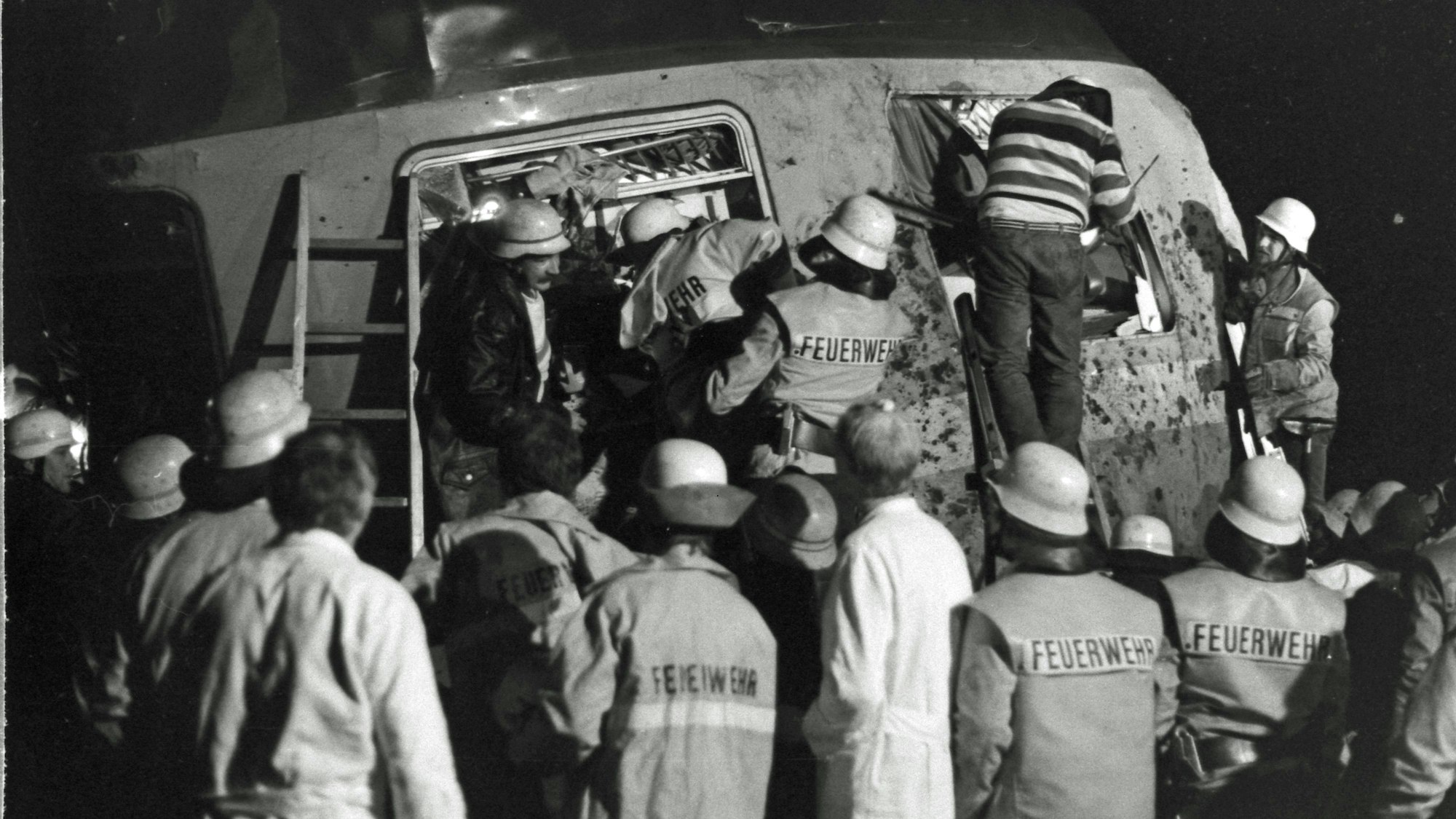 Auf dem Foto ist zu sehen, wie Feuerwehrleute verletzte Passagiere bergen.