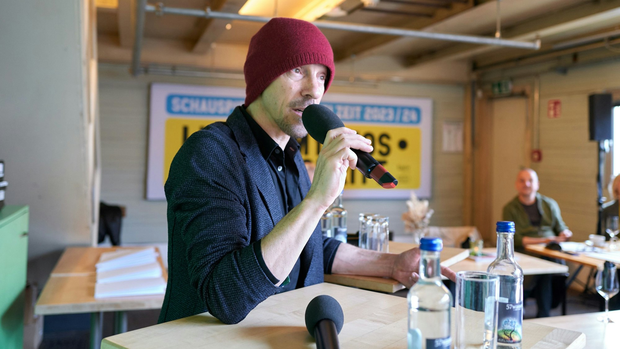 21.04.2023, Offenbach im Carlswerk, Köln-Mülheim: Der Intendant des Schaupiels Köln, Stefan Bachmann stellt den Spielplan 2023/2024 vor. Auf dem Bild: Richard Siegal.