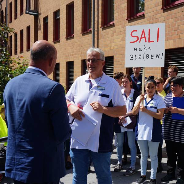 Landrat Frank Rock diskutierte mit Bewohnern und Angestellten des Seniorenzentrums Rosental über den Verbleib von Pflegekraft Salimatou Diallo in Deutschland.